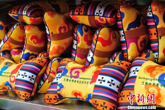 民族特色商品展销会上售卖的手工艺品 孙翔 摄