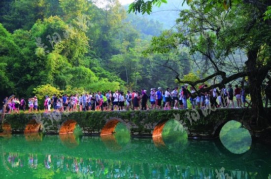 贵州省旅游优惠政策吸引大量游客 来黔游客爆