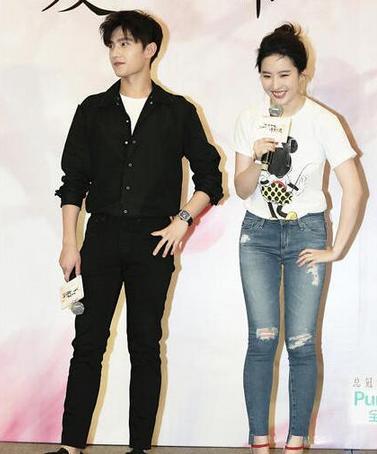 刘亦菲穿牛仔裤笑容甜美少女感十足 脚上红色