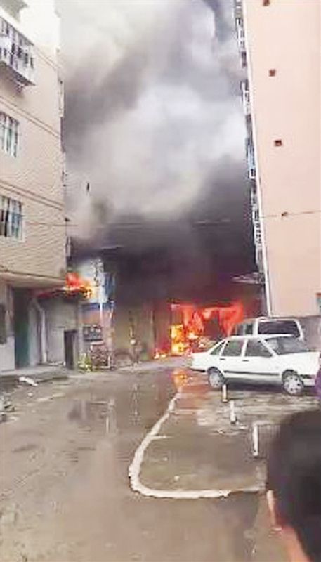 南宁安吉大道一棉胎厂仓库发生火灾 现场浓烟