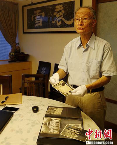庄灵向记者展示他珍藏的历史照片。 <a target='_blank' data-cke-saved-href='http://www.chinanews.com/' href='http://www.chinanews.com/'><p align=