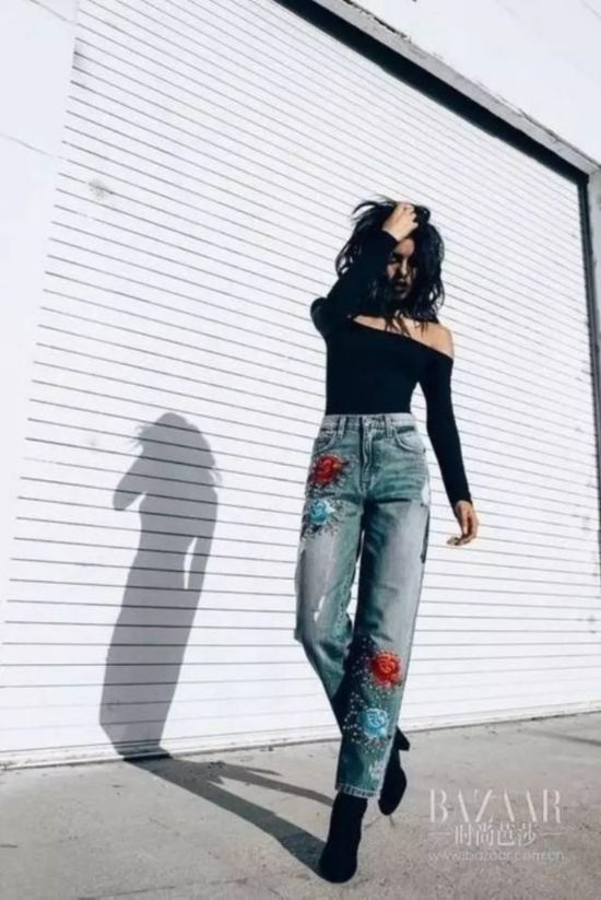 现在告诉你这个夏天,你的牛仔裤配什么上衣才
