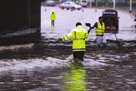 立秋遇暴雨西安18处路段严重积水 近千市政人员抢险