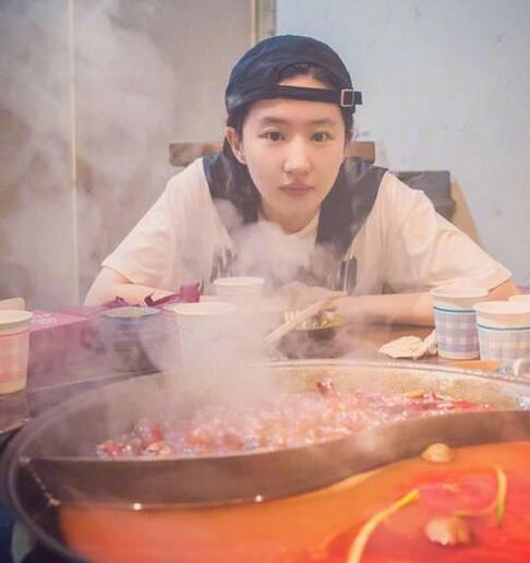 刘亦菲重庆吃火锅 素颜出镜在烟雾缭绕的火锅