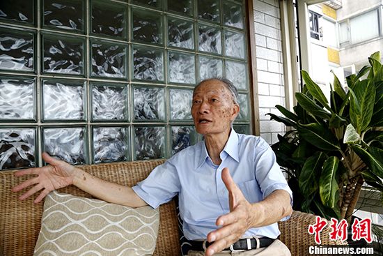 庄灵接受记者专访,讲述他的两岸故事。 <a target='_blank' data-cke-saved-href='http://www.chinanews.com/' href='http://www.chinanews.com/'><p align=