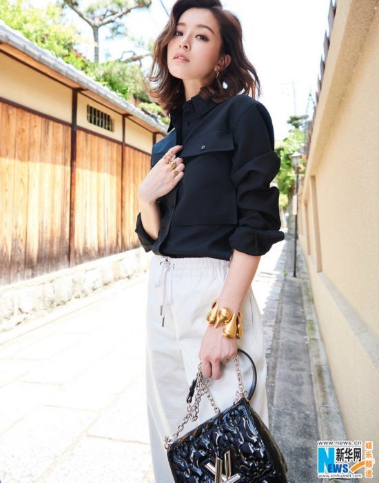 文咏珊夏日街拍大片包不离手 眼神坚定魅惑十