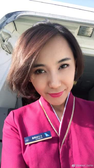 古力娜扎姐姐晒工作照 空姐制服清丽娇媚不输