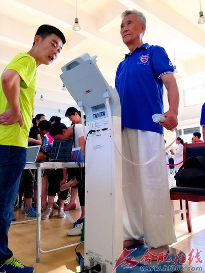 现场市民进行免费体测