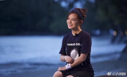 薇晒黄有龙小四月背影照 小四月长发扎起大长