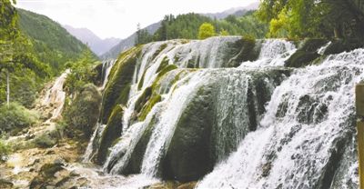 珍珠滩瀑布 珍珠滩瀑布是1986版《西游记》片尾唐僧师徒四人涉水