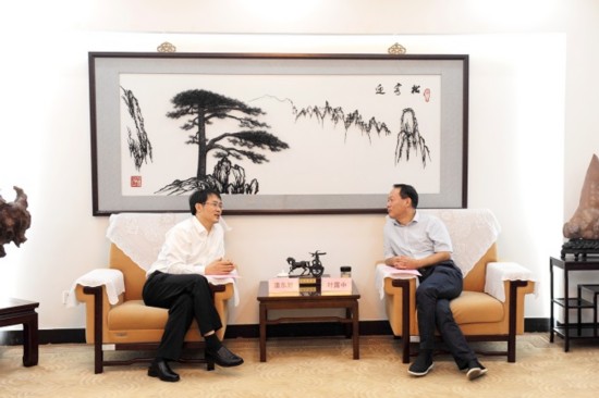 叶露中会见六安市委副书记、金寨县委书记潘东