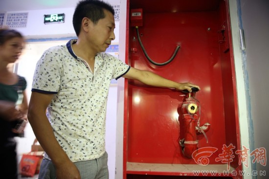 华丰园小区住户家失火 消火栓没水消防车难入