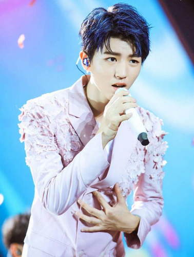 王俊凯染蓝色头发撩人!睡衣LOOK可爱!回顾tfb