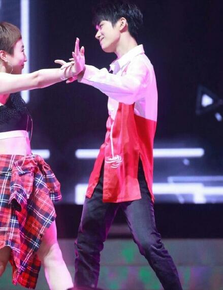 tfboys四周年演唱会直播:王俊凯染蓝发 易烊千