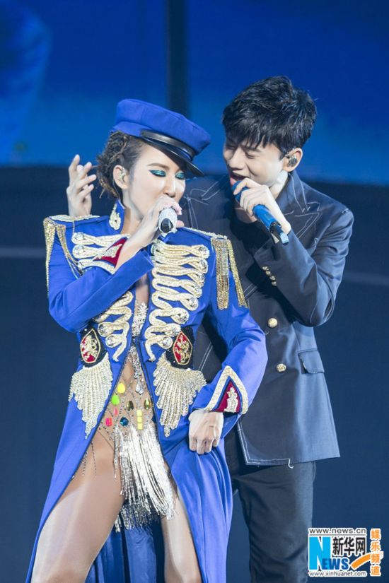 张杰助阵李玟西安演唱会 学放电清唱《真情人