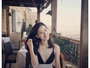 照 罕见性感着装 使她一度登上微博实时热搜榜