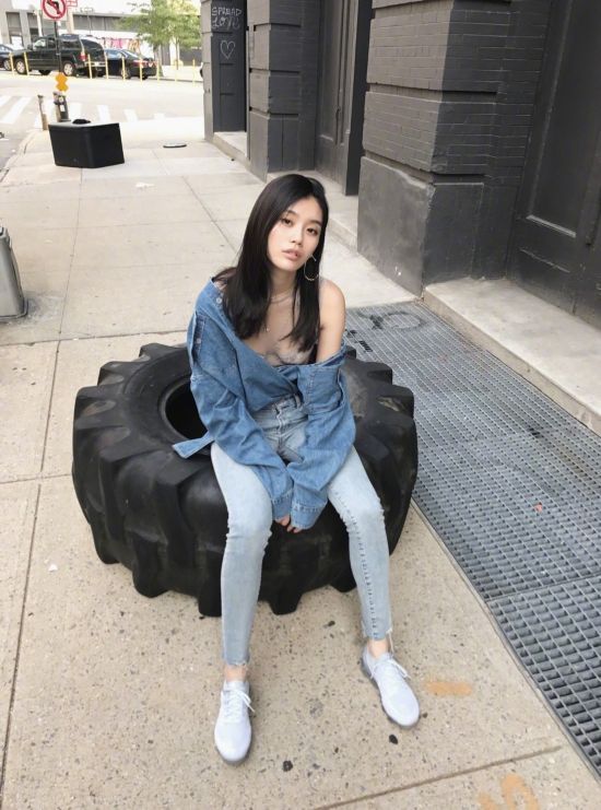 维密天使奚梦瑶街头秀身材 逆天长腿上围有料