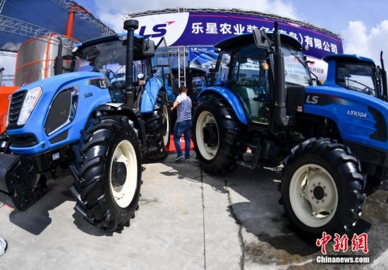 新疆农业机械博览会 多功能棉花播种机吸引种