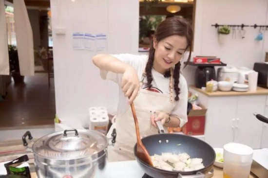 美食+综艺扎堆明星齐下厨 看明星主厨的看