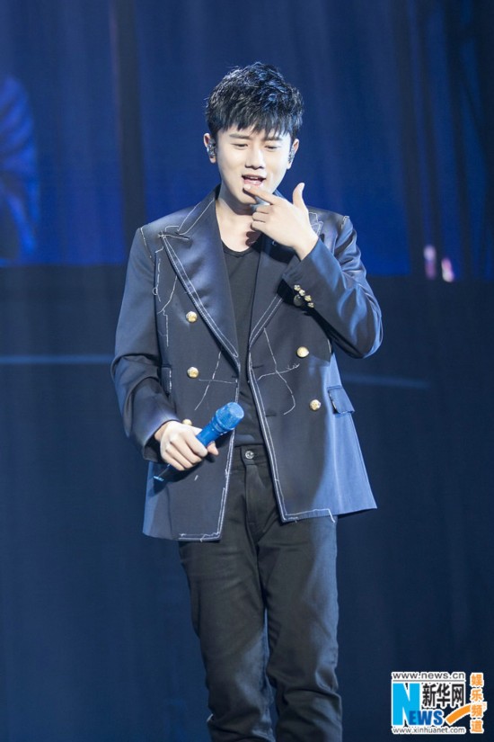 张杰助阵李玟西安演唱会 学放电清唱《真情人