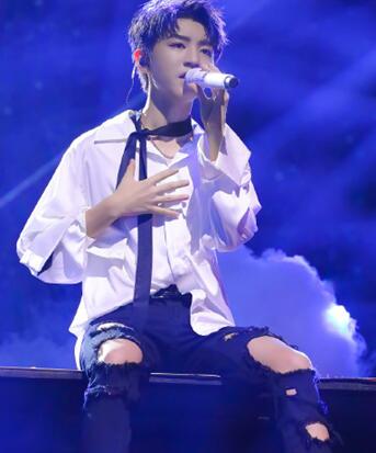 梦里想的都是他!王俊凯一头蓝色头发令粉丝尖