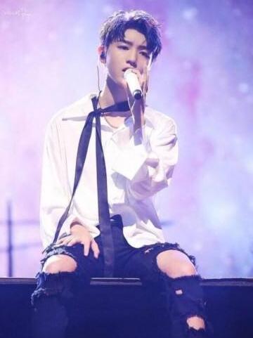 Tfboys四周年演唱会 王俊凯脱衣 撩妹 电翻全场