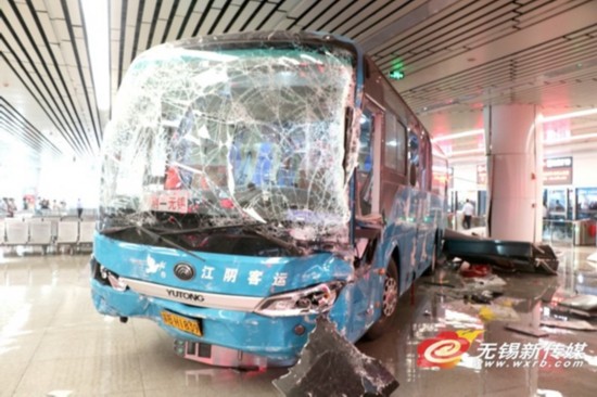 无锡一大巴冲进客运站撞毁检票口 5人受伤