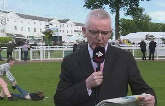 记者直播遭熊孩子乱入浑然不知 视频短片在网