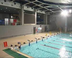 男生扮女装进泳池 戴假发多次出入女更衣室被