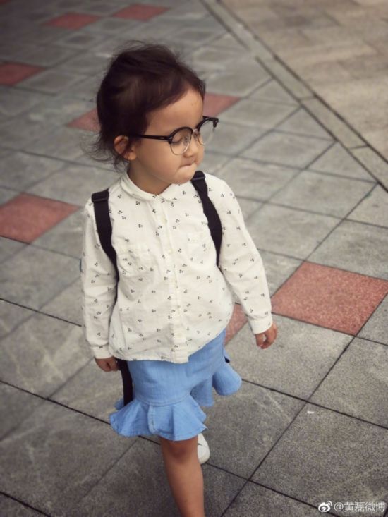 黄磊接女儿放学 多妹戴眼镜凹造型搞街拍萌翻