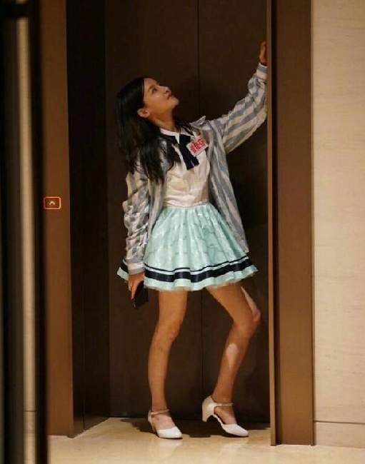 尴尬!SNH48曾艳芬电梯口摆pose 谢霆锋却突然出现--湖北频道--人民网