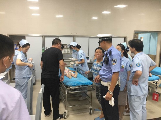 命悬一线!自贡3岁女孩摔倒刀插入腰部