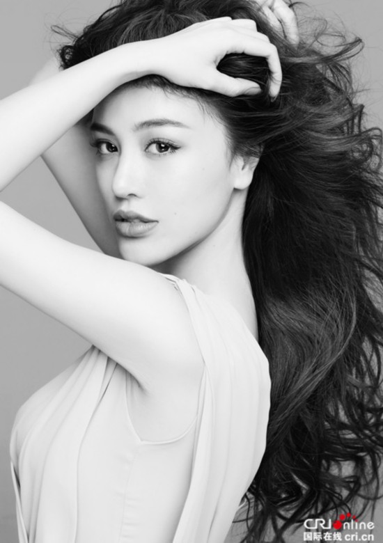 葛天性感妩媚 灿烂笑容打破黑白照的"寂寞"