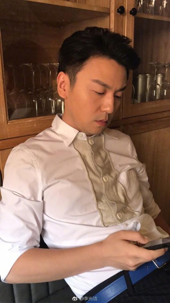 雷佳音自称头围57 结果59的帽子都戴不下