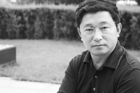 图说： 阿来与其近年创作的山珍三部：《蘑菇圈》《三只虫草》《河上柏影》。