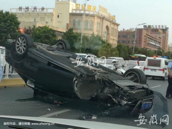 亳州发生一起交通事故 轿车翻转损毁严重