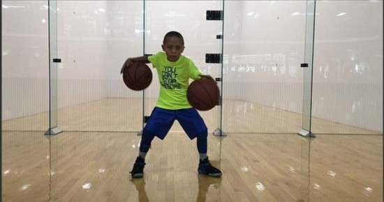 美7岁篮球神童花式炫技 精湛球技堪比球星