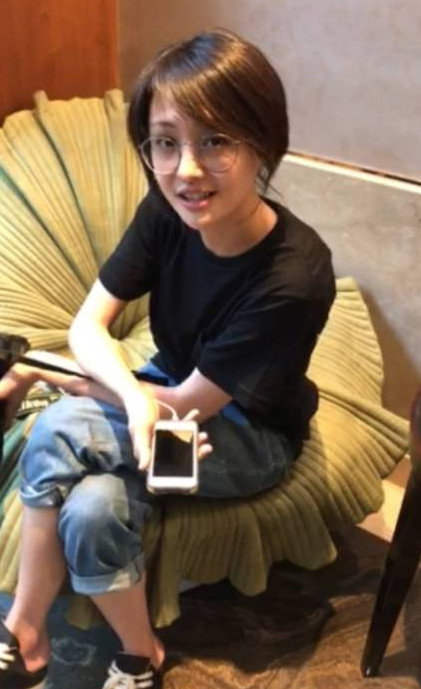 郑爽回应素颜丑照事件:不想靠颜值吃饭了,烦了