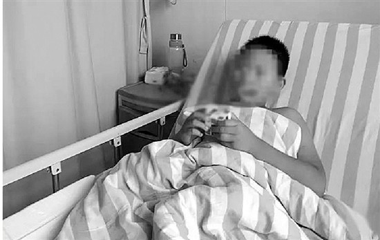 13岁男孩不慎撞破玻璃门 肚子被割破,肠子都露了出来