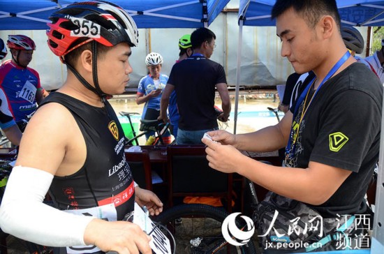 賽前，工作人員對選手進行比對進場。