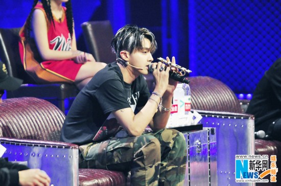 吴亦凡携队员演绎《三年二班》 展现超强舞台表现力
