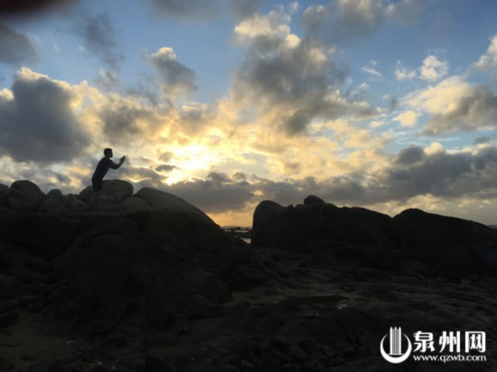 大自然的鬼斧神工 泉港峰尾海边现20米长卧佛