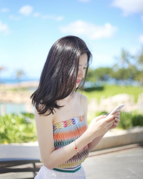 出水芙蓉!章泽天晒性感泳装照 穿着越来越大胆