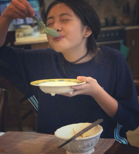 孙莉晒多多吃饭照小表情大口吞咽变可爱表情淑女包不起v表情图片