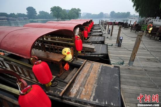 北京后海酒吧开查歌手证? 官方辟谣