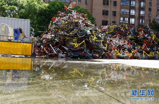 最严限令发布一周:共享单车违停乱象如何管?