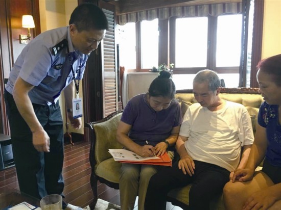 温州:中风市民无法外出 车管分所所长上门跑