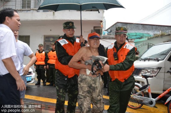 广州:台风“天鸽”来袭 海警官兵全力救援【3】