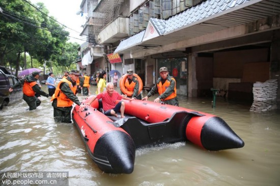 广州:台风 天鸽 来袭 海警官兵全力救援