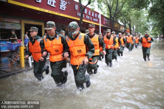 广州:台风“天鸽”来袭 海警官兵全力救援【2】